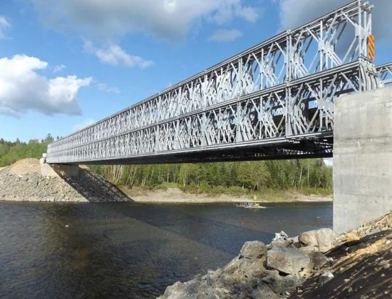 Estilo militar Ponte de metal pré-fabricada de camada dupla/única pré-fabricada temporária portátil compacta 200 estrutura de aço Truss Bailey Bridge